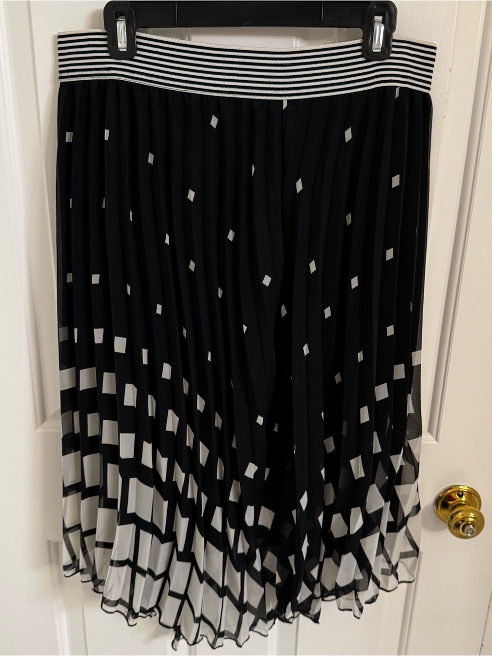 Metro Wear Black & White Pleated Geometric Skater Skirt